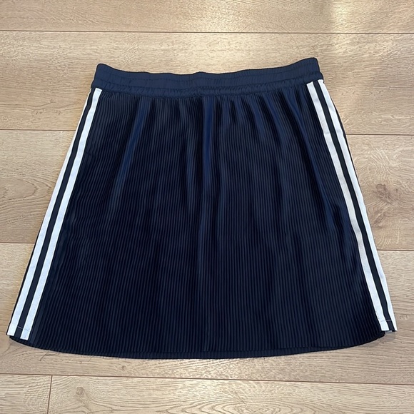 Adidas pleated mini skirt with 3 stripes. - Picture 1 of 6